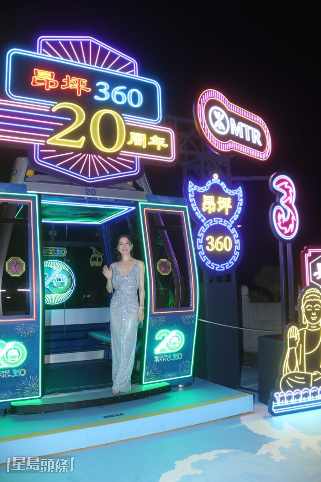 佘詩曼出席「昂坪360二十周年纜車夜航」首航典禮。 佘詩曼出席「昂坪360二十周年纜車夜航」首航典禮。