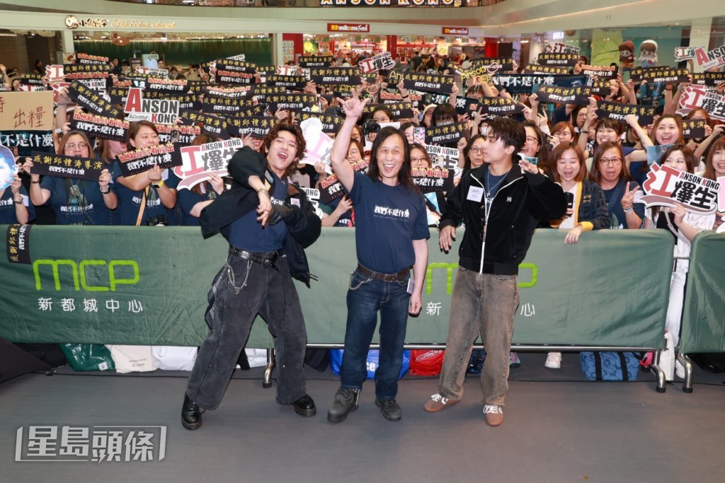 AK指當刻兩人因是好激烈的戲,加上拍時是夏天但需着冬天衫,在隧道幾乎拍到缺氧。 AK指當刻兩人因是好激烈的戲,加上拍時是夏天但需着冬天衫,在隧道幾乎拍到缺氧。