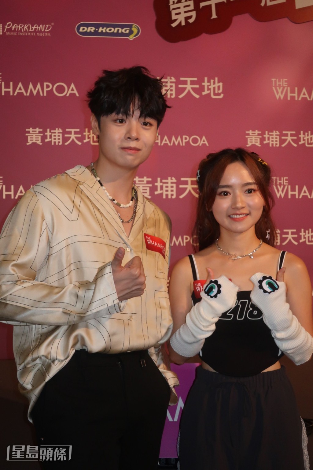 冼靖峰和羅毓儀向現場參賽者小學生傳授歌唱技巧以及分享表演經驗的要訣。