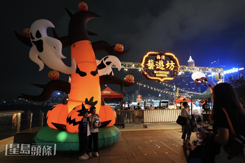嘉年华会场与海演艺游坊毗连。苏正谦摄 嘉年华会场与海演艺游坊毗连。苏正谦摄
