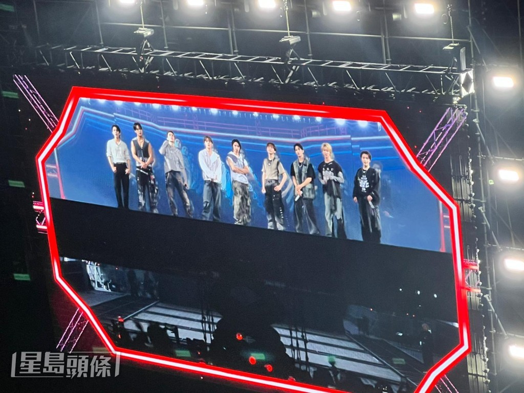 之後唱出《THUNDRER》。 之後唱出《THUNDRER》。