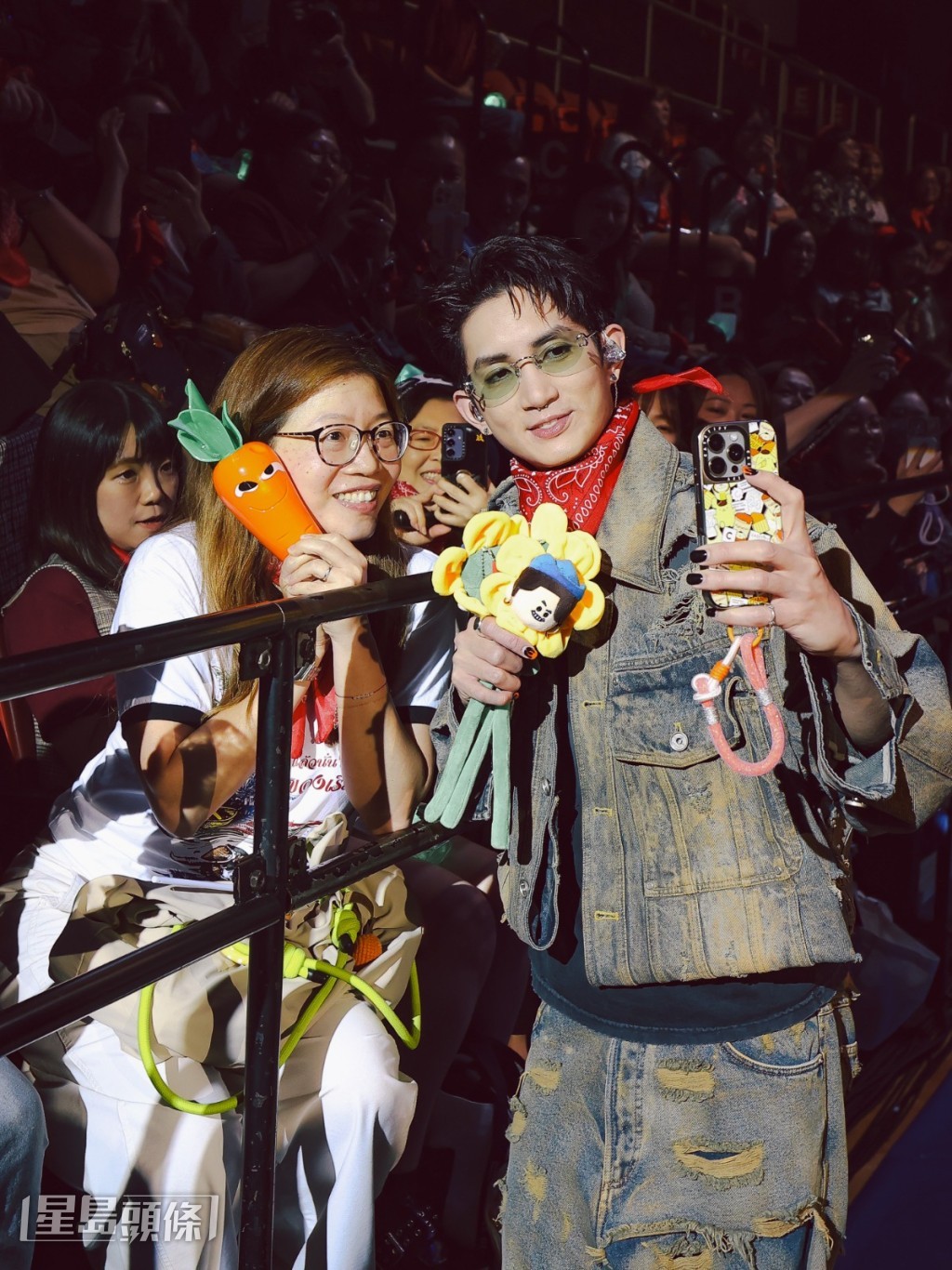 為粉絲拍攝打氣片段。 為粉絲拍攝打氣片段。