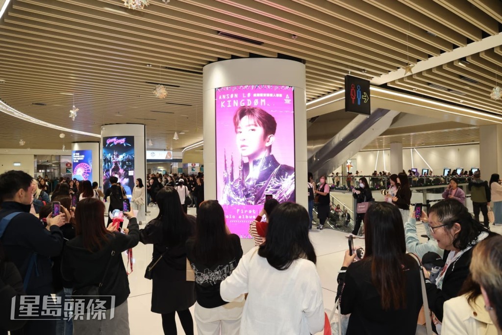 盧瀚霆早前為了支持大埔宏福苑受災居民,率先捐出港幣100萬。 盧瀚霆早前為了支持大埔宏福苑受災居民,率先捐出港幣100萬。