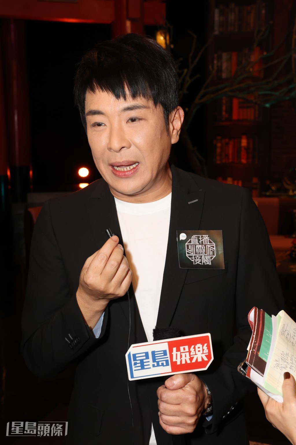思浩又预告会拍王晶电影及到新城主持节目“三栖”。