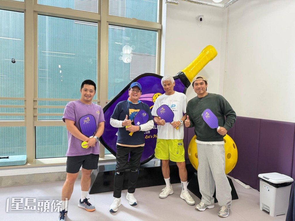 「校長」譚詠麟亦有來球場打波，以示支持。