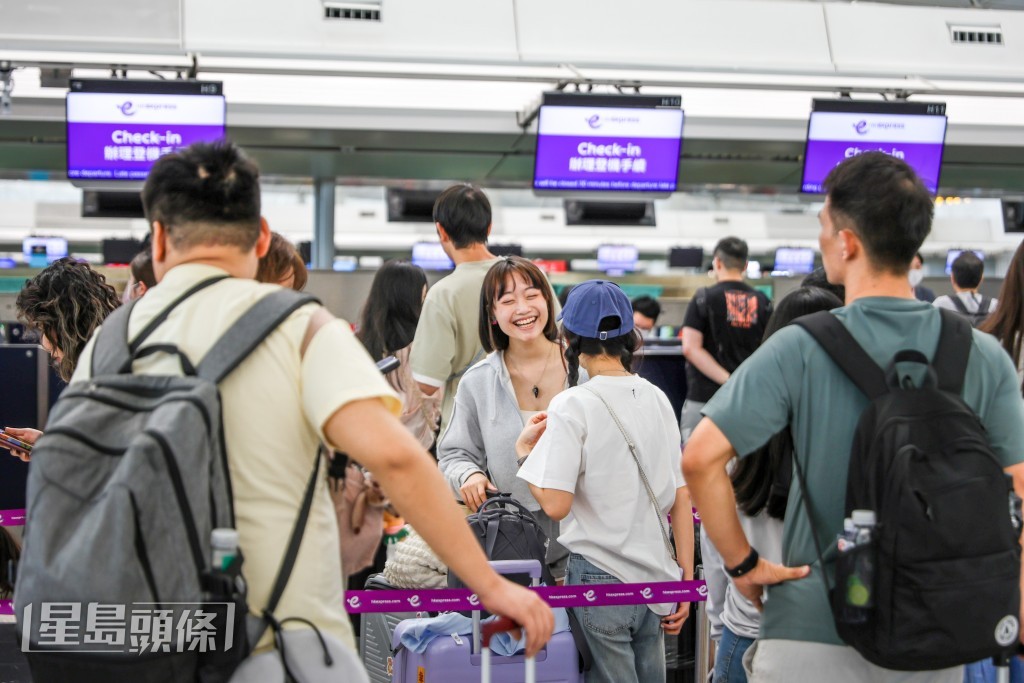 準備值機,市民面露歡顏。 準備值機,市民面露歡顏。