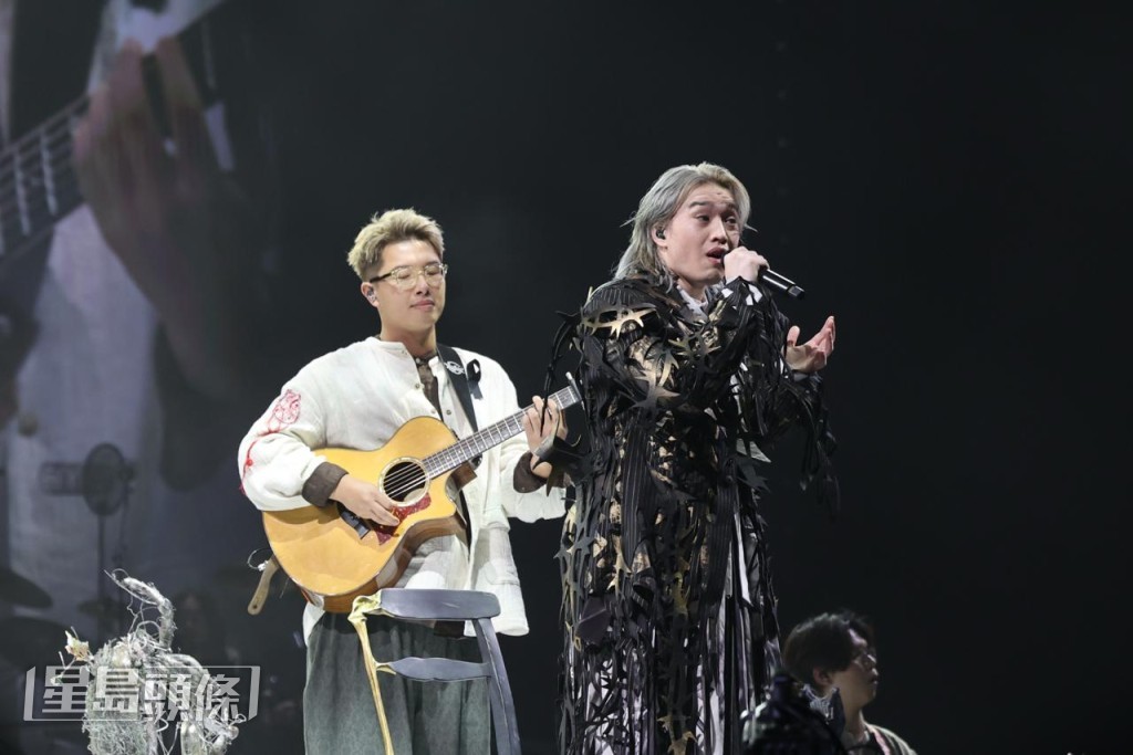 Jer樂隊成員吳林峰一起合唱。 Jer樂隊成員吳林峰一起合唱。