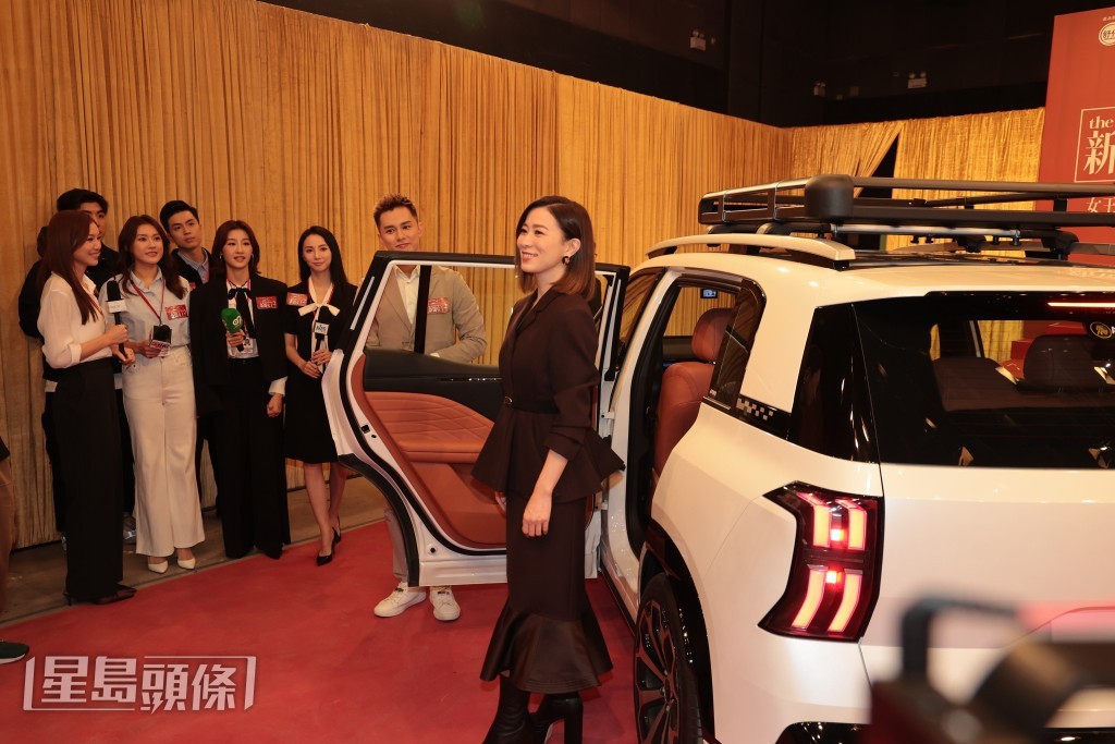 阿佘坐著採訪車進場。