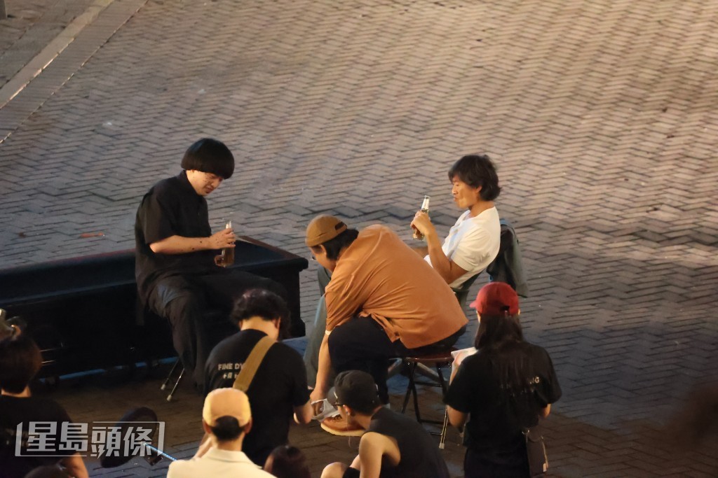 Jer、白只、黃德斌休息時有講有笑，戲裏戲外感情都不錯。