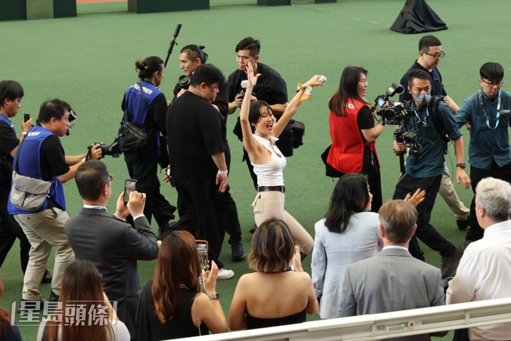 華莎揮手與粉絲示意再見。