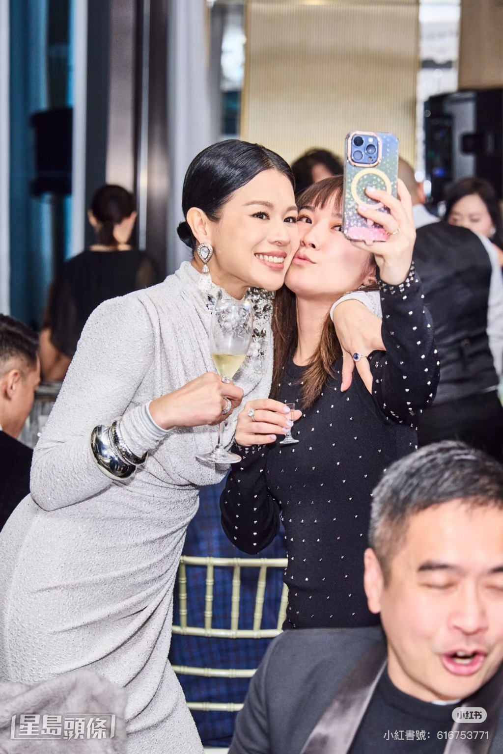 杏兒走到台下跟嘉賓合照。 杏兒走到台下跟嘉賓合照。