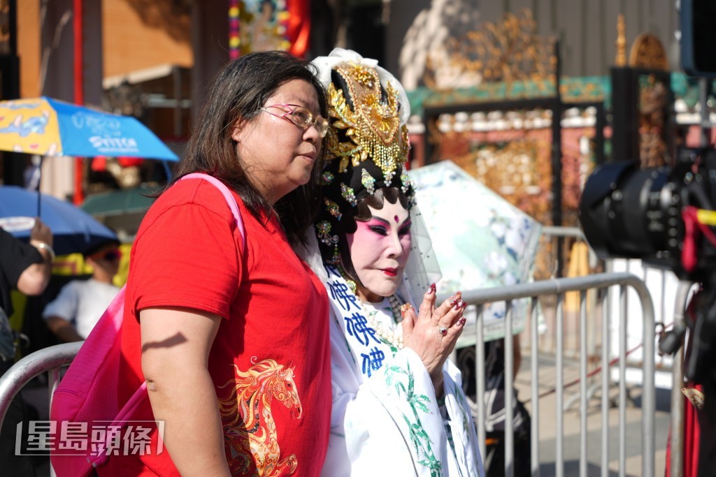 不少市民找黃夏蕙合照。