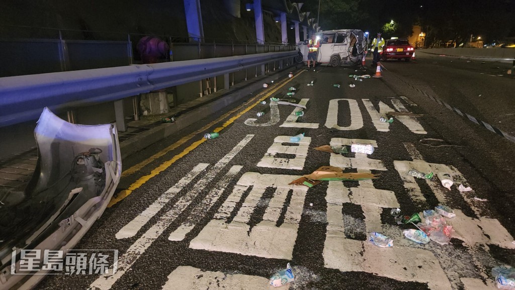 車上貨物如廁紙和啤酒等散落一地。黎志偉攝