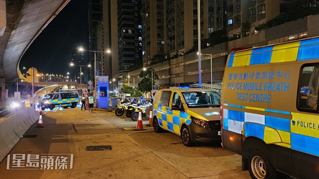 警方首次在西隧口设障查酒驾。黎志伟摄 警方首次在西隧口设障查酒驾。黎志伟摄