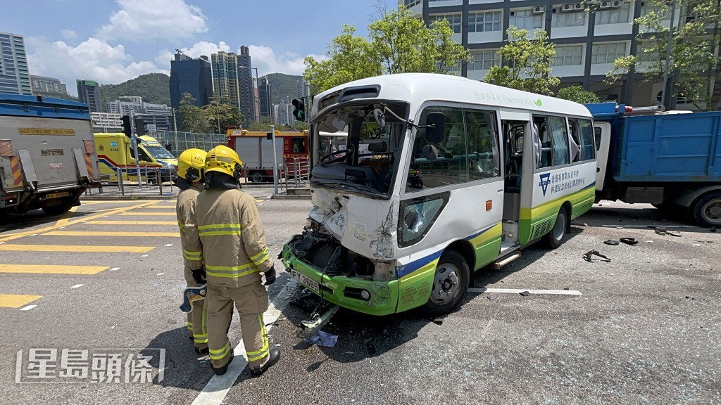 日間護理中心小巴車身損毀。楊偉亨攝