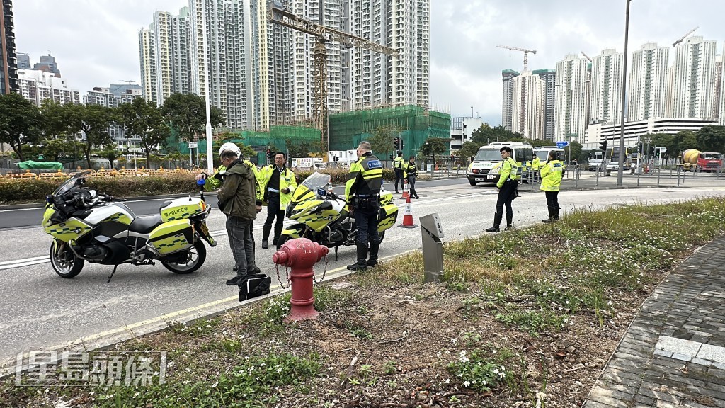 交警鐵馬因路面沙石而失控自炒。劉漢權攝