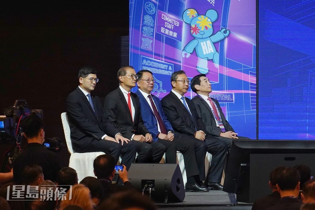 左起: 醫管局行政總裁高拔陞,醫務衞生局局長盧寵茂、政務司司長陳國基,國家衞生健康委員會副主任曹雪濤, 醫管局主席范鴻齡。葉偉豪攝 左起: 醫管局行政總裁高拔陞,醫務衞生局局長盧寵茂、政務司司長陳國基,國家衞生健康委員會副主任曹雪濤, 醫管局主席范鴻齡。葉偉豪攝