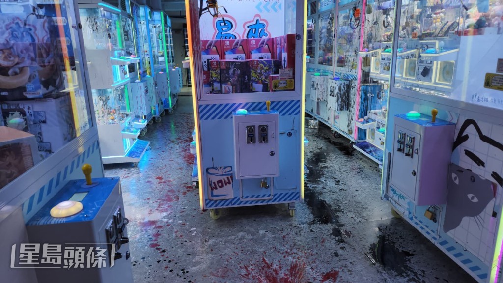 現場所見,店內的牆壁、地板以及多部夾公仔機的玻璃與機身,均被染上刺眼的紅油、黑油及白油。黎志偉攝 現場所見,店內的牆壁、地板以及多部夾公仔機的玻璃與機身,均被染上刺眼的紅油、黑油及白油。黎志偉攝