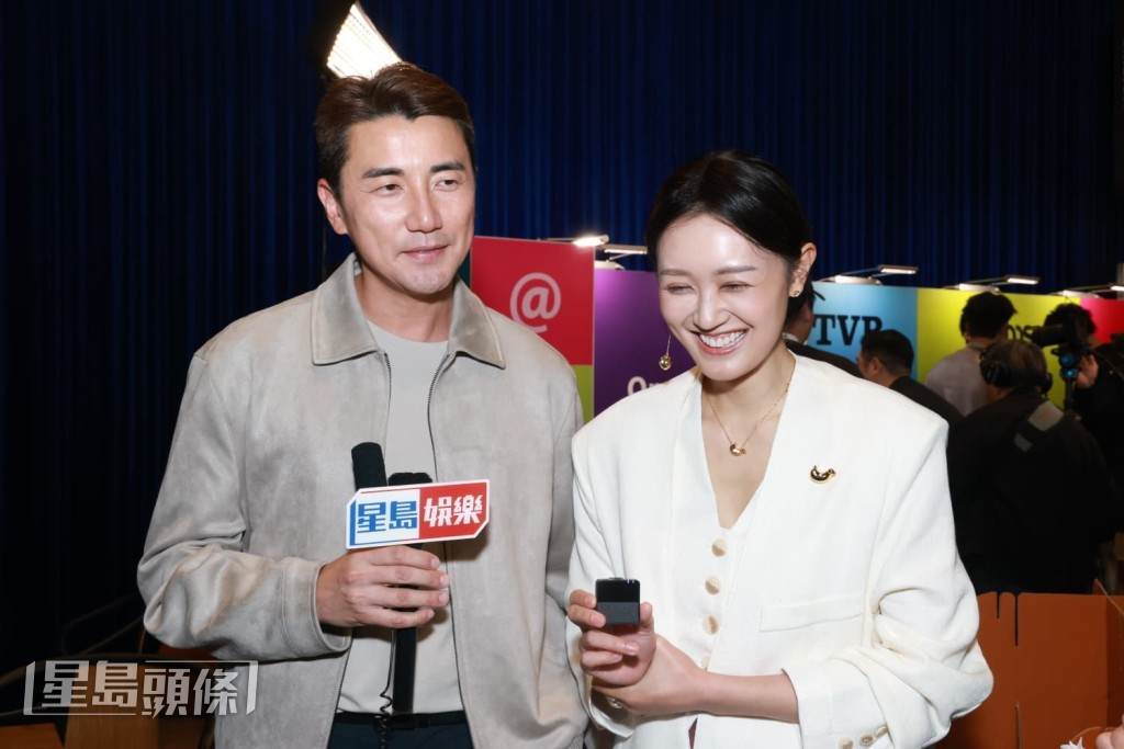 洪永城笑問寶兒能否幫手照顧小孩。 洪永城笑問寶兒能否幫手照顧小孩。