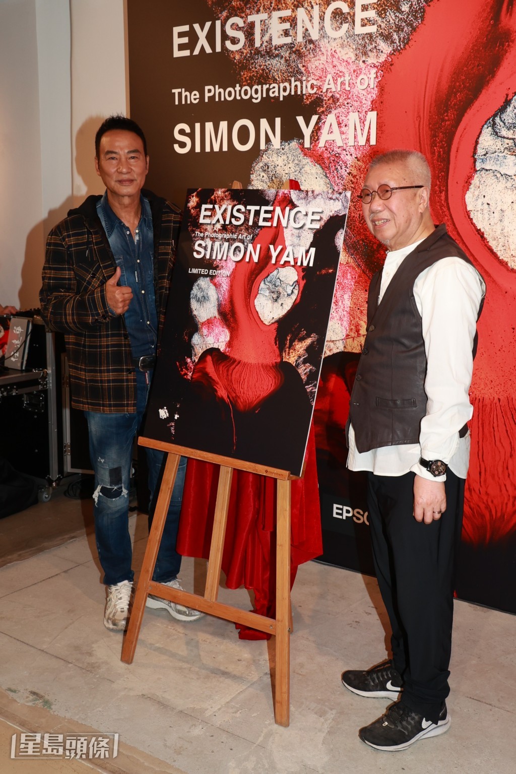 華哥與為攝影集寫序的靳埭強博士一同主持揭幕儀式。 華哥與為攝影集寫序的靳埭強博士一同主持揭幕儀式。