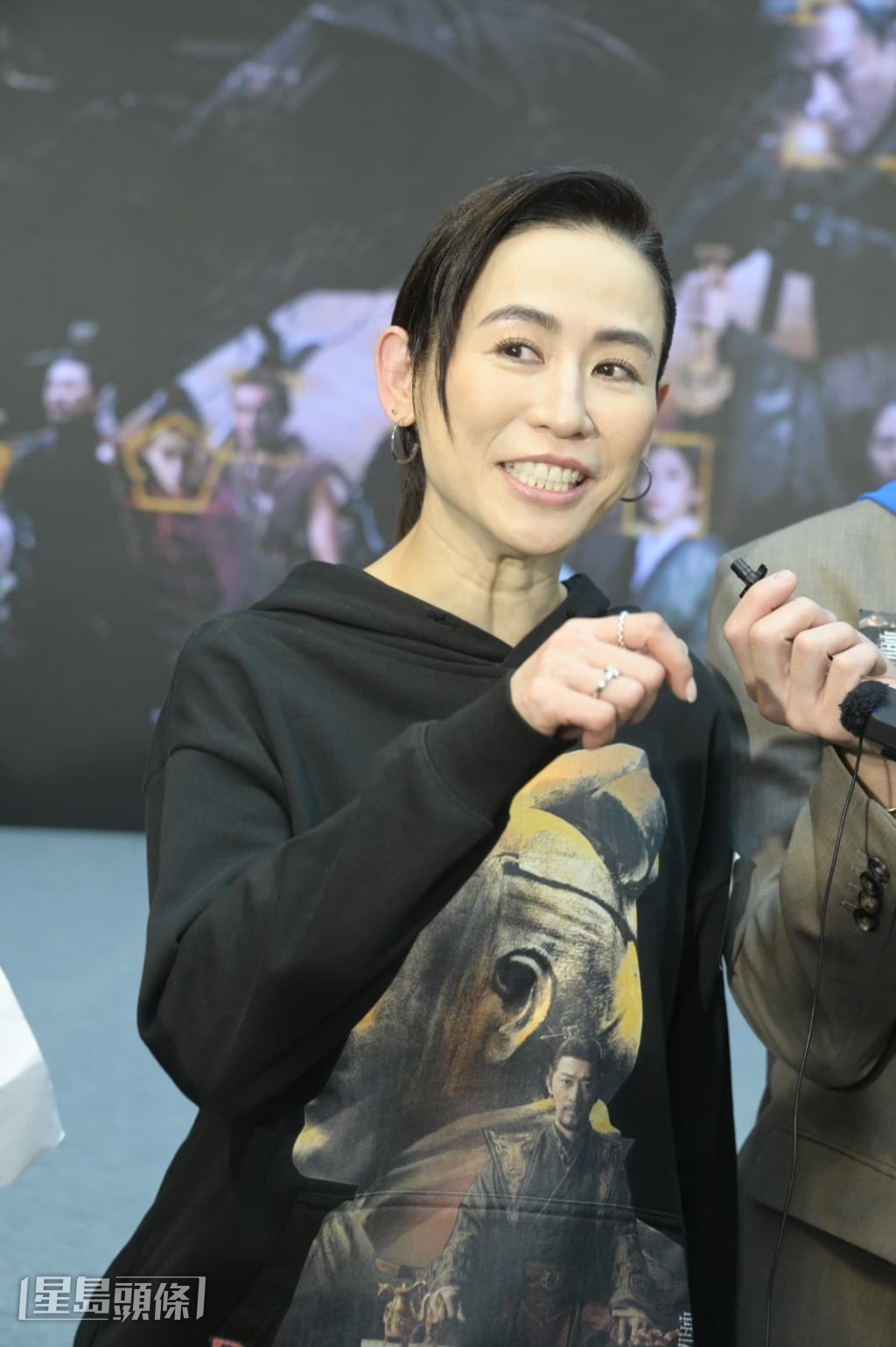 宣萱即笑古仔自己生日先會「木口木臉」影相。