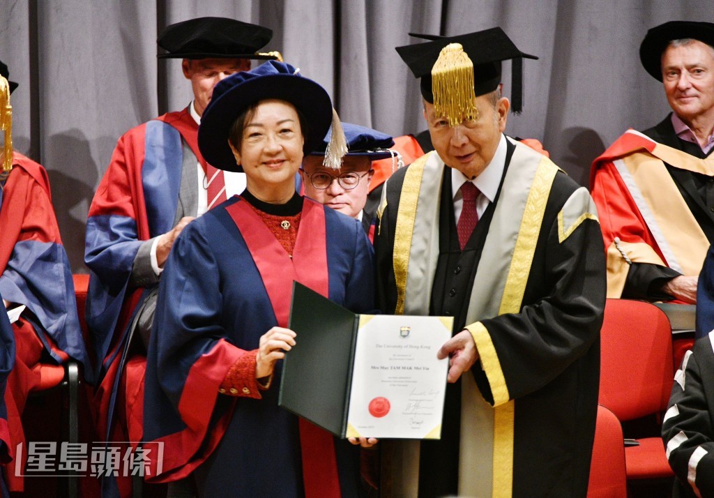 谭麦美燕(左)与亡夫过去一直热心公益,积极支持教育、医学、研究、儿童及长者多个范围的慈善项目,同获港大嘉许。 谭麦美燕(左)与亡夫过去一直热心公益,积极支持教育、医学、研究、儿童及长者多个范围的慈善项目,同获港大嘉许。