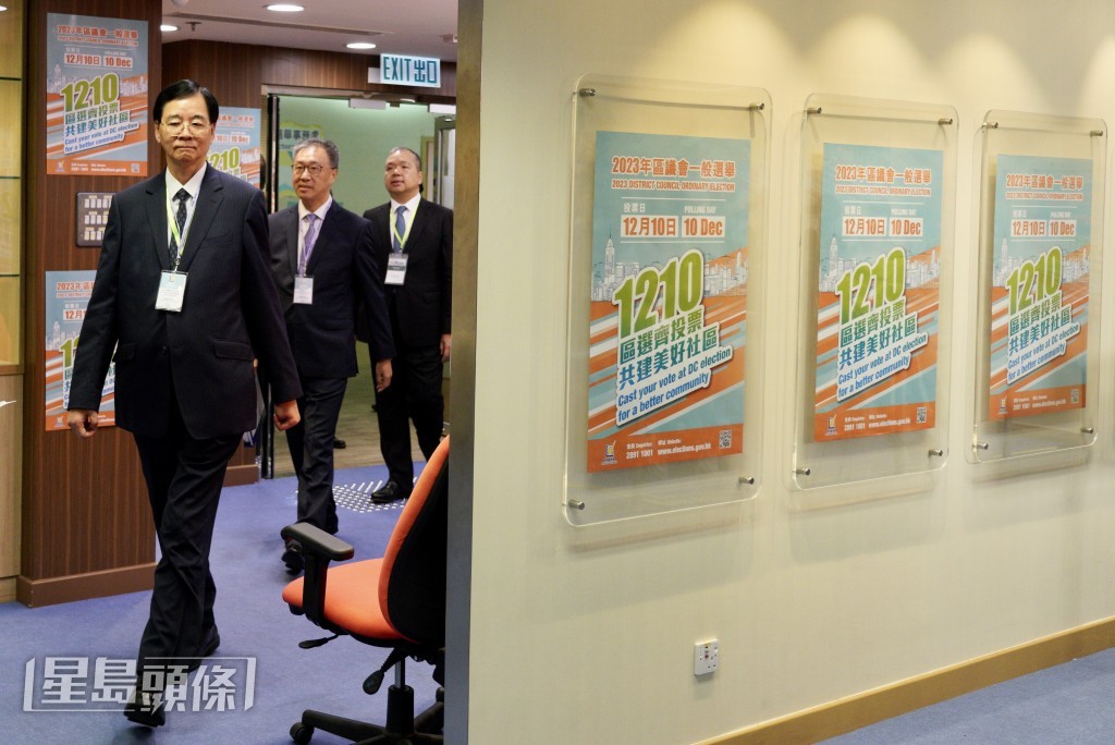 选管会主席陆启康联同两位委员石丹理和文本立下午在九展见记者。欧乐年摄