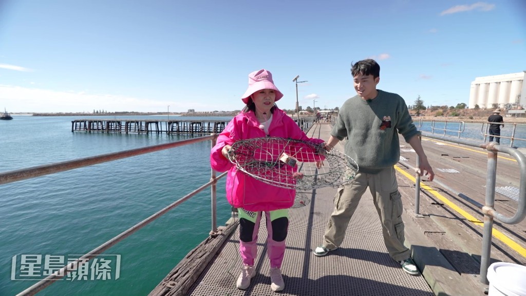 阿姐體驗釣蟹釣魚時，好似小朋友咁開心。