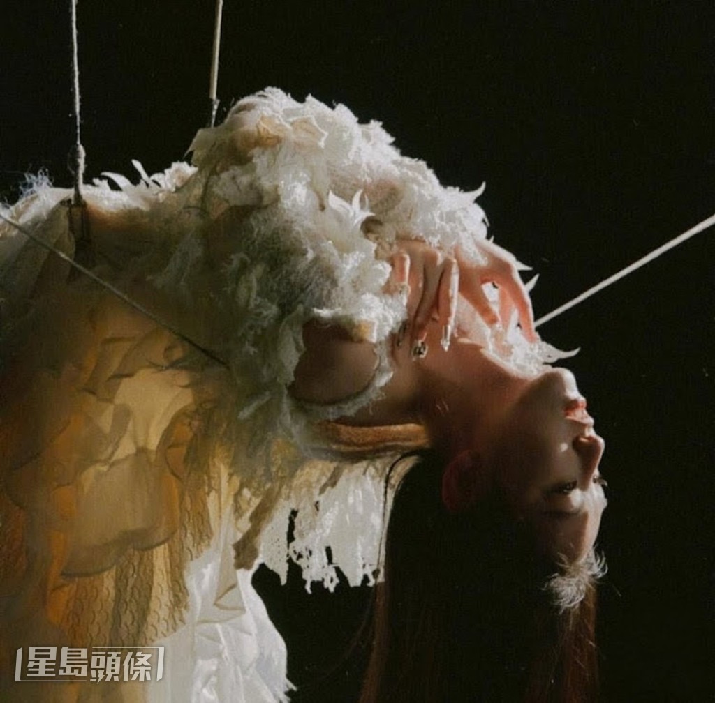 為拍《風旅》的MV，Gigi更吊威吔吊了半日，期間差點抽筋。