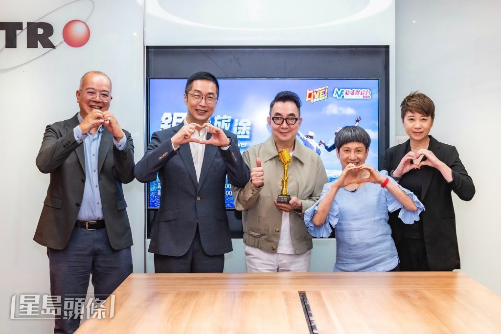 一眾新城管理層到場支持,包括署理首席營運總監及總編輯郭艷明(右二)、總經理(頻道及節目運作)朱子昭(左一)、總經理(項目及商業事務)朱靜宜(右一)。 一眾新城管理層到場支持,包括署理首席營運總監及總編輯郭艷明(右二)、總經理(頻道及節目運作)朱子昭(左一)、總經理(項目及商業事務)朱靜宜(右一)。