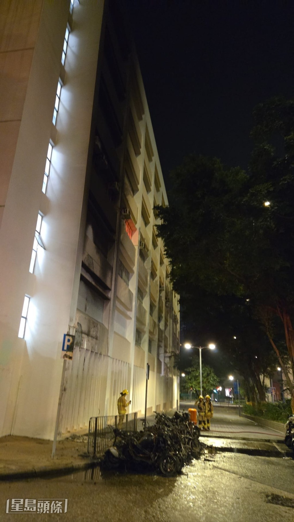 容鳳書紀念中心外牆被熏黑。黎志偉攝