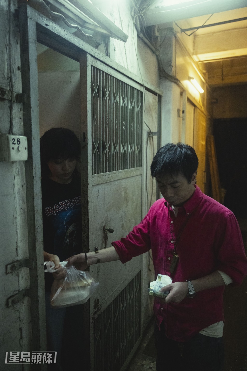 電影中，兩人因輕微的肢體碰撞發生口角、繼而動手。