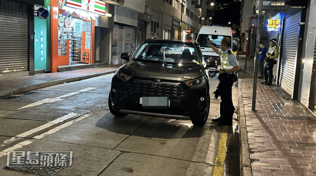 至清晨3時零3分,警方在勿地臣街近耀華街同一地點駐守期間,再度發現另一輛私家車出現類似的左搖右擺行車軌跡,遂再度出擊將車攔截。蔡楚輝攝 至清晨3時零3分,警方在勿地臣街近耀華街同一地點駐守期間,再度發現另一輛私家車出現類似的左搖右擺行車軌跡,遂再度出擊將車攔截。蔡楚輝攝
