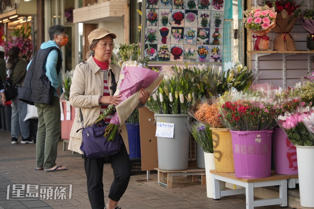 市民到花墟選購鮮花。吳艷玲攝