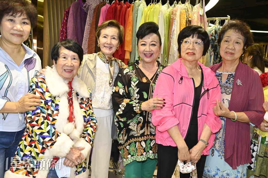 吳君如媽媽（左二）、沈芝華（左三）、古天樂媽媽（右二）均有到場支持。