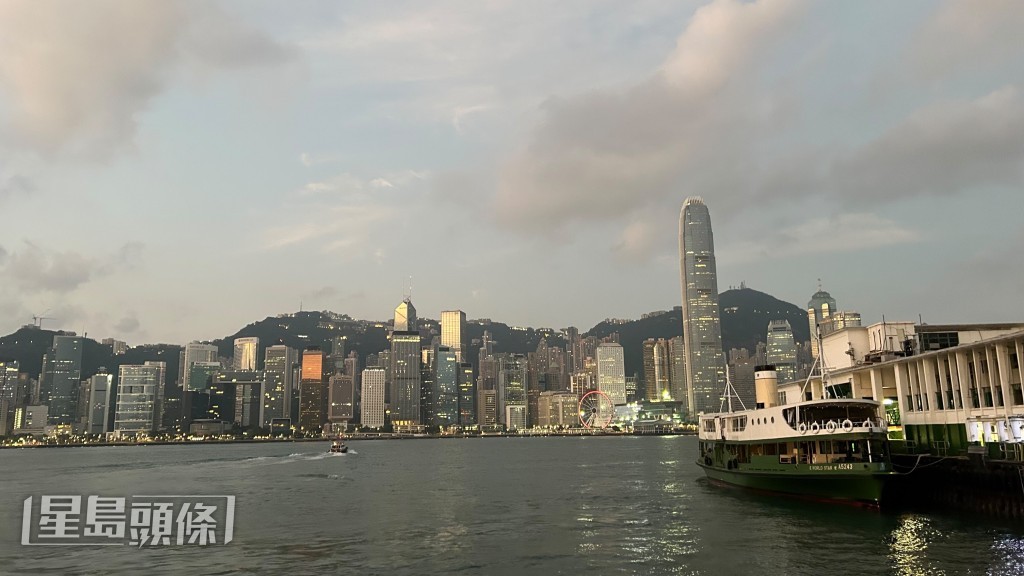 本港地區今日部分時間有陽光，日間最高氣溫約30度。蔡楚輝攝