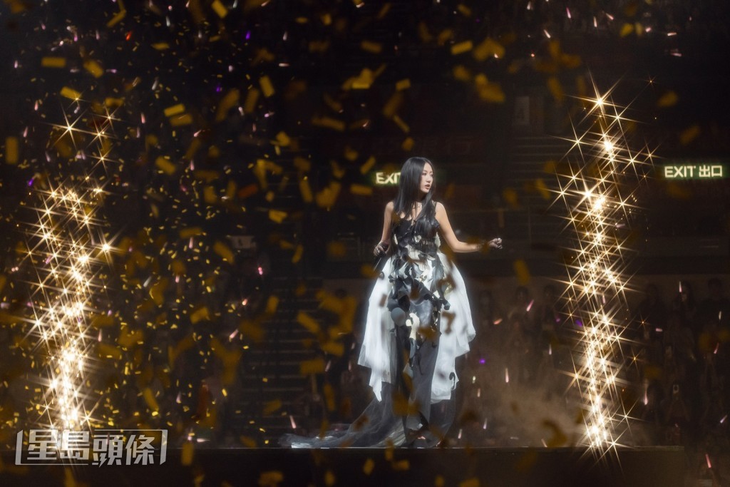 陳粒唱了經典名曲《似是故人來》、《今宵多珍重》及《夢中人》，不禁表示：「廣東歌真的很難唱很難唱！」