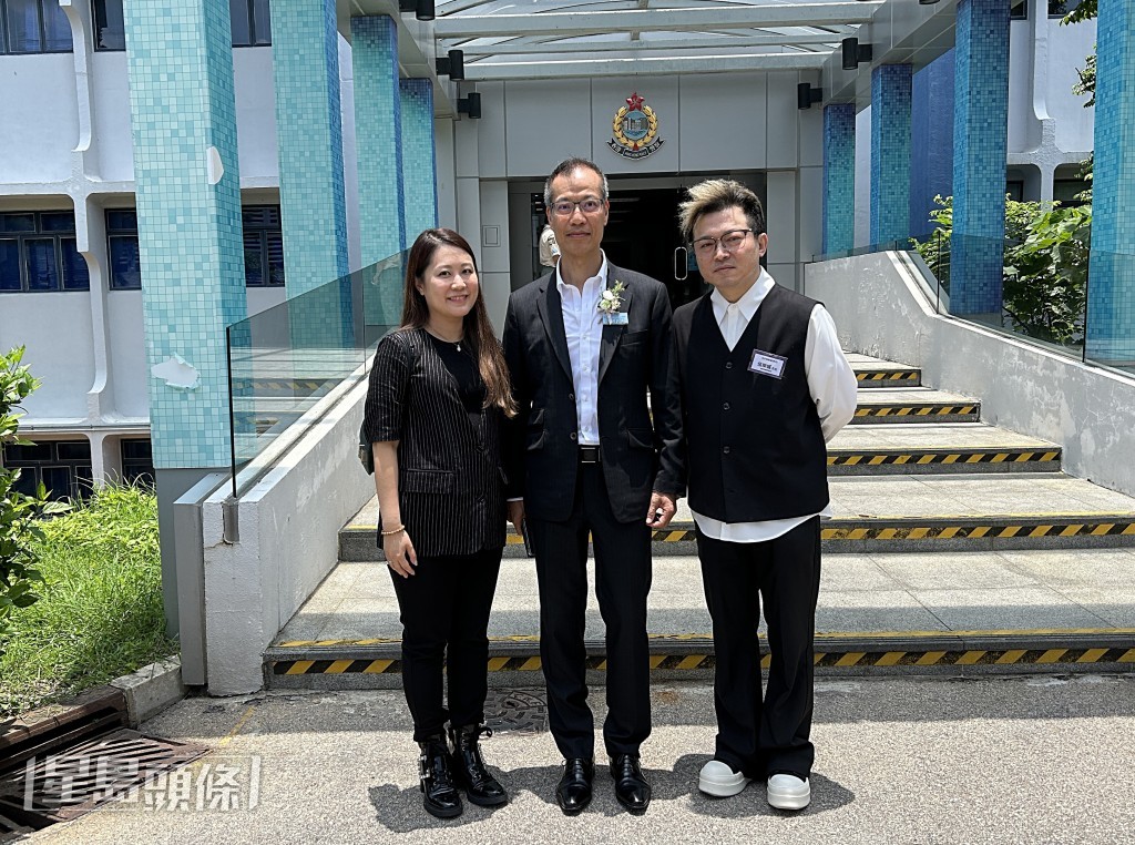 警務處副處長(行動)葉雲龍與反詐騙聯盟(教育)主席劉慧慧(左)及音樂人伍樂城(右)。 警務處副處長(行動)葉雲龍與反詐騙聯盟(教育)主席劉慧慧(左)及音樂人伍樂城(右)。