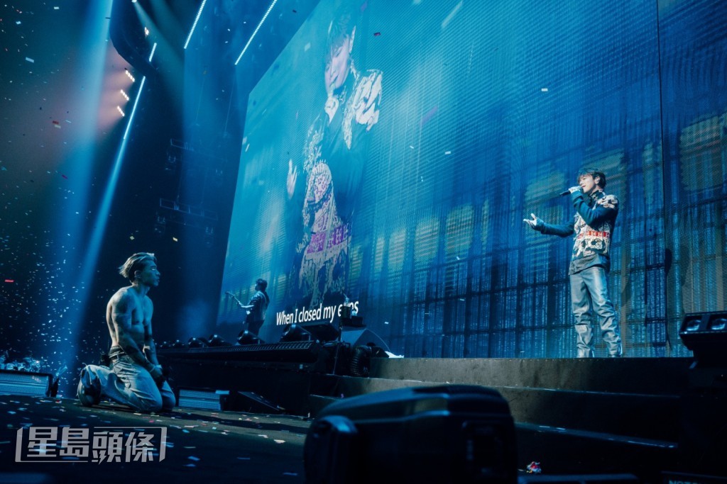 二人隨即合唱《By My Side》。