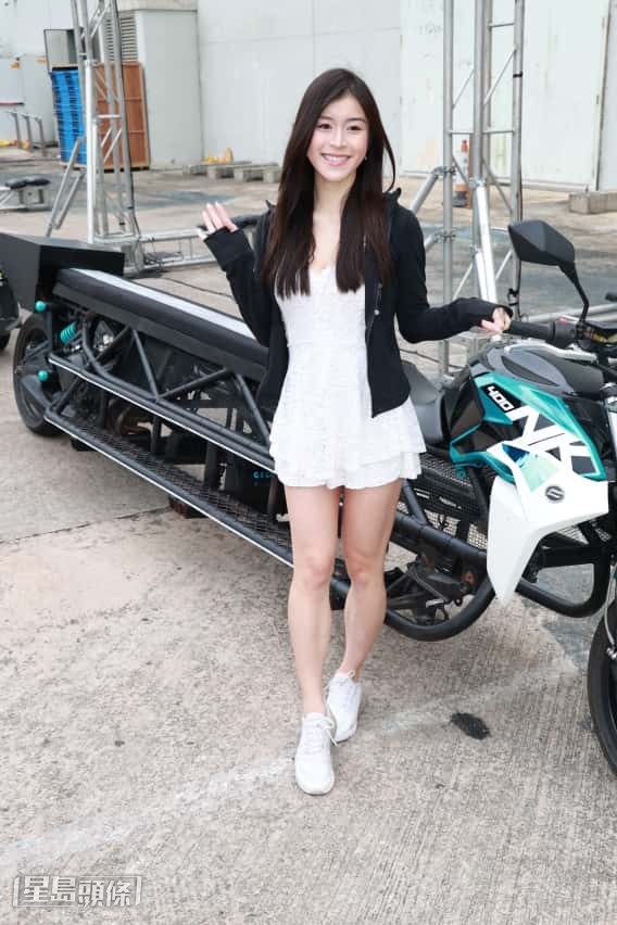 她將會在電單車上,被廖家爵及黃昇龍舉起,在高空做出高難度動作。 她將會在電單車上,被廖家爵及黃昇龍舉起,在高空做出高難度動作。