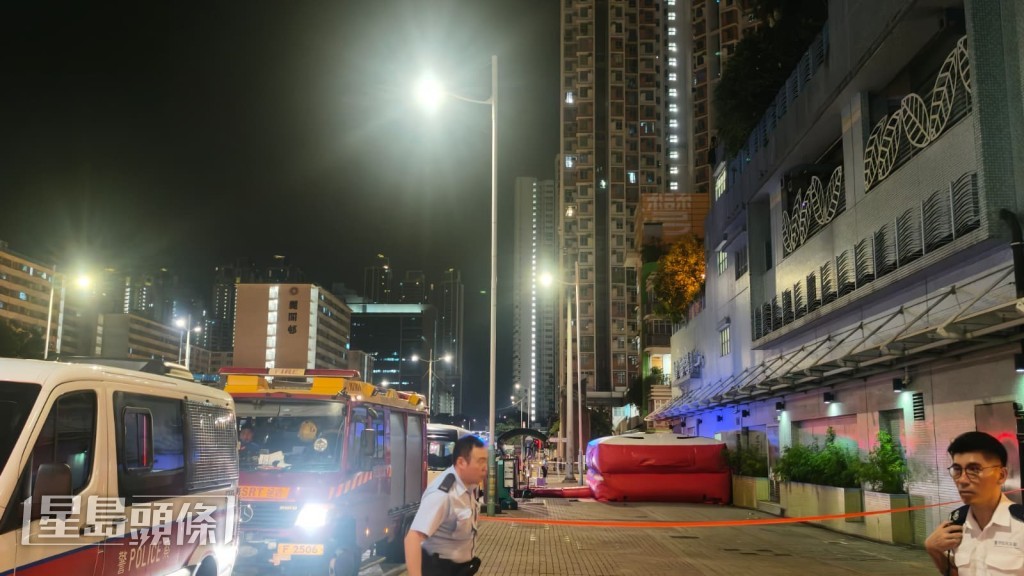 消防員在地面張開救生氣墊戒備。黎志偉攝 消防員在地面張開救生氣墊戒備。黎志偉攝