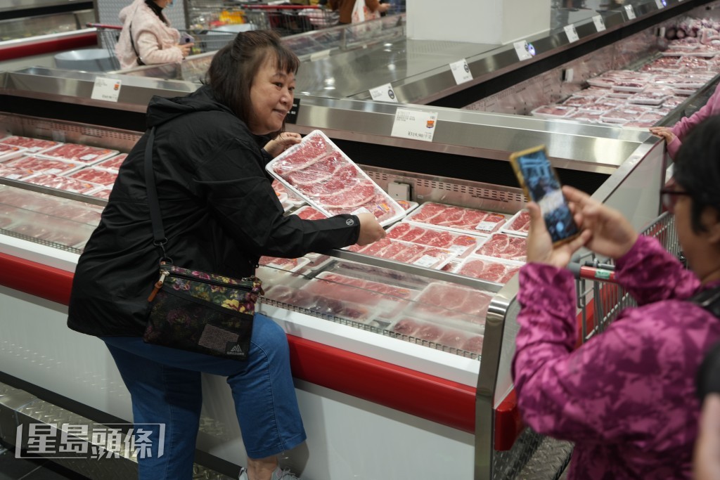 市民和商品打卡。吳艷玲攝