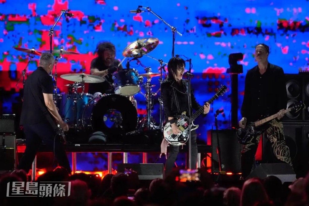 Nirvana 3位成员罕有重组，并找来Joan Jett（右二）任其中一位主音。