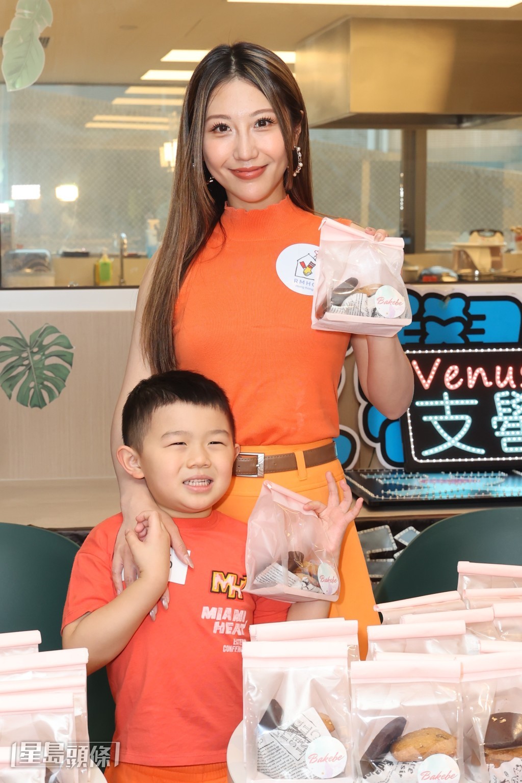 支嚳儀囝囝亦到場充當小店長幫忙。 支嚳儀囝囝亦到場充當小店長幫忙。