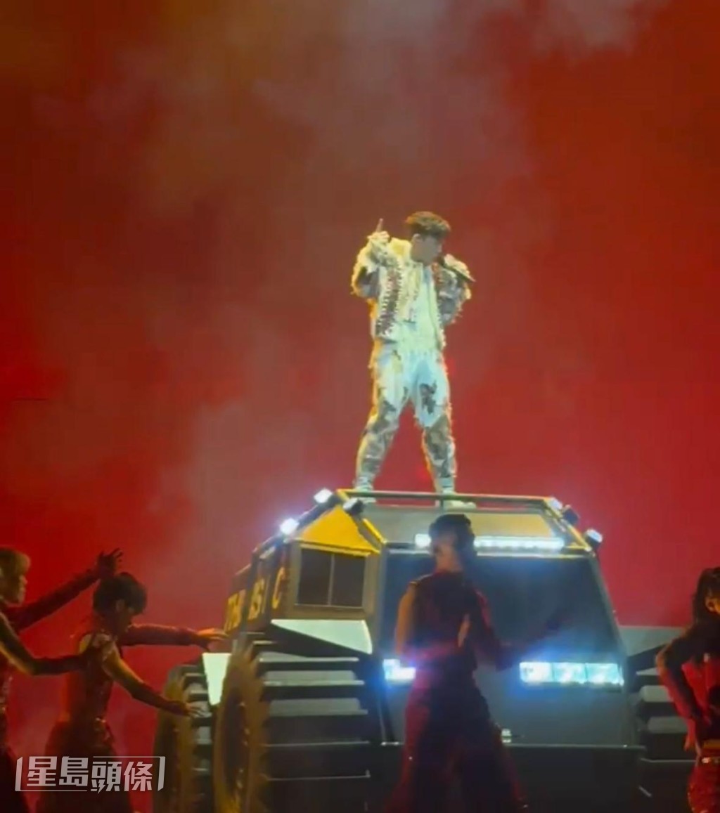MC唱出《百万大道》、《Overkill》及《This is MC》。