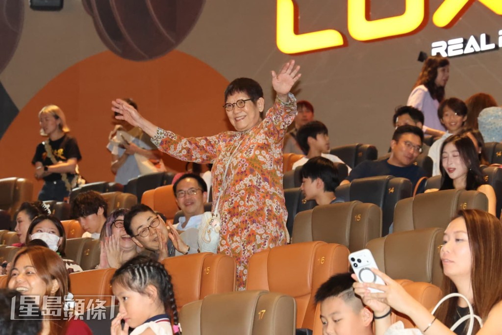 周星馳媽媽大方跟傳媒揮手打招呼。