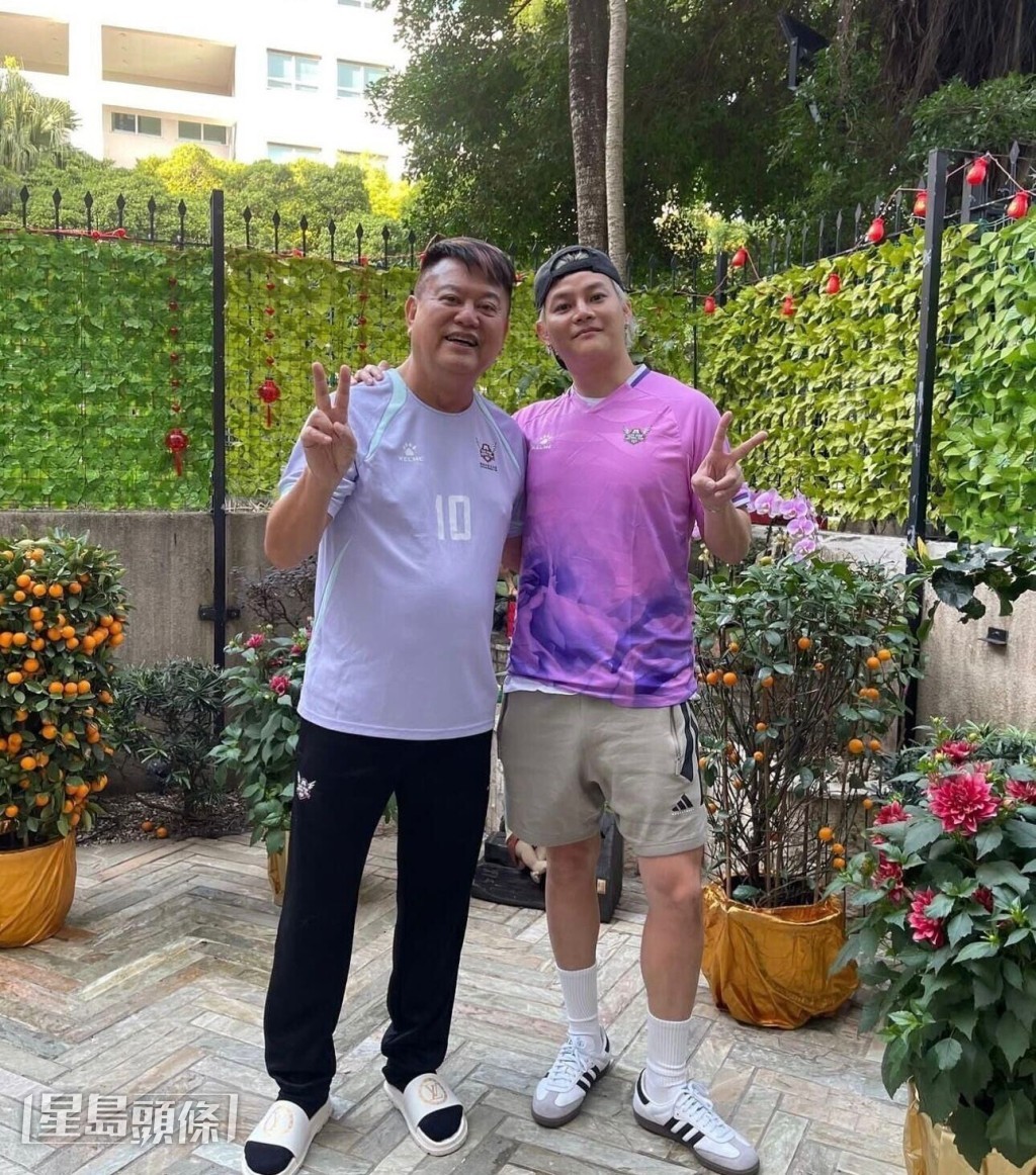 保錡去年大年初一在社交網分享與陳百祥(阿叻)的合照,遭到網民批評,引發公關災難。 保錡去年大年初一在社交網分享與陳百祥(阿叻)的合照,遭到網民批評,引發公關災難。