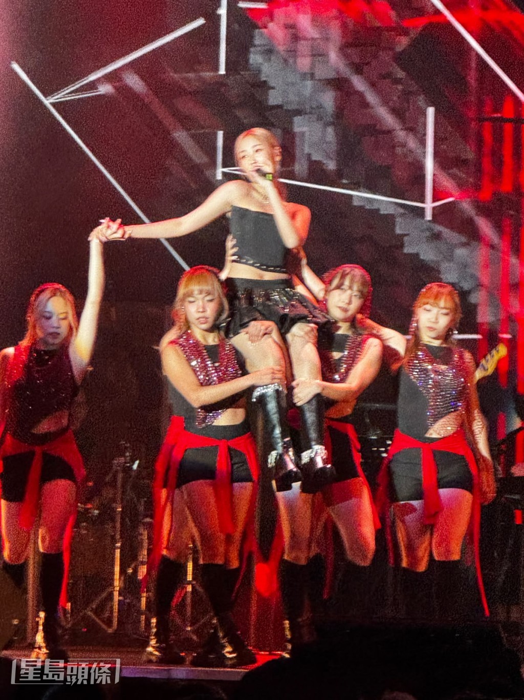 儼如女王般。