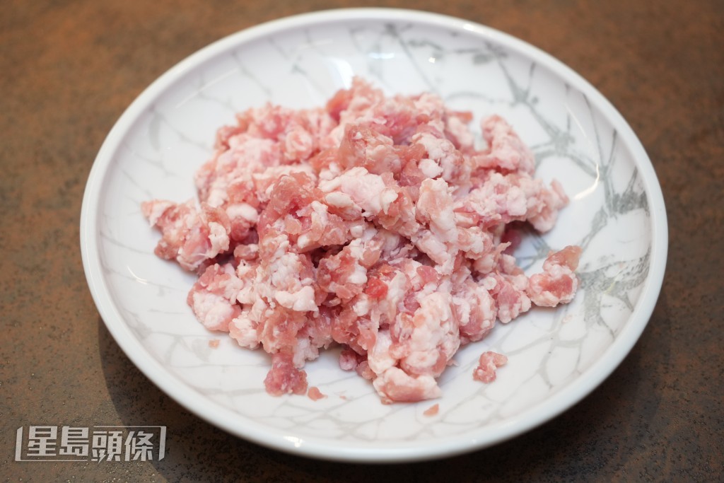 豬肉要加入適合的肥瘦比例。 豬肉要加入適合的肥瘦比例。