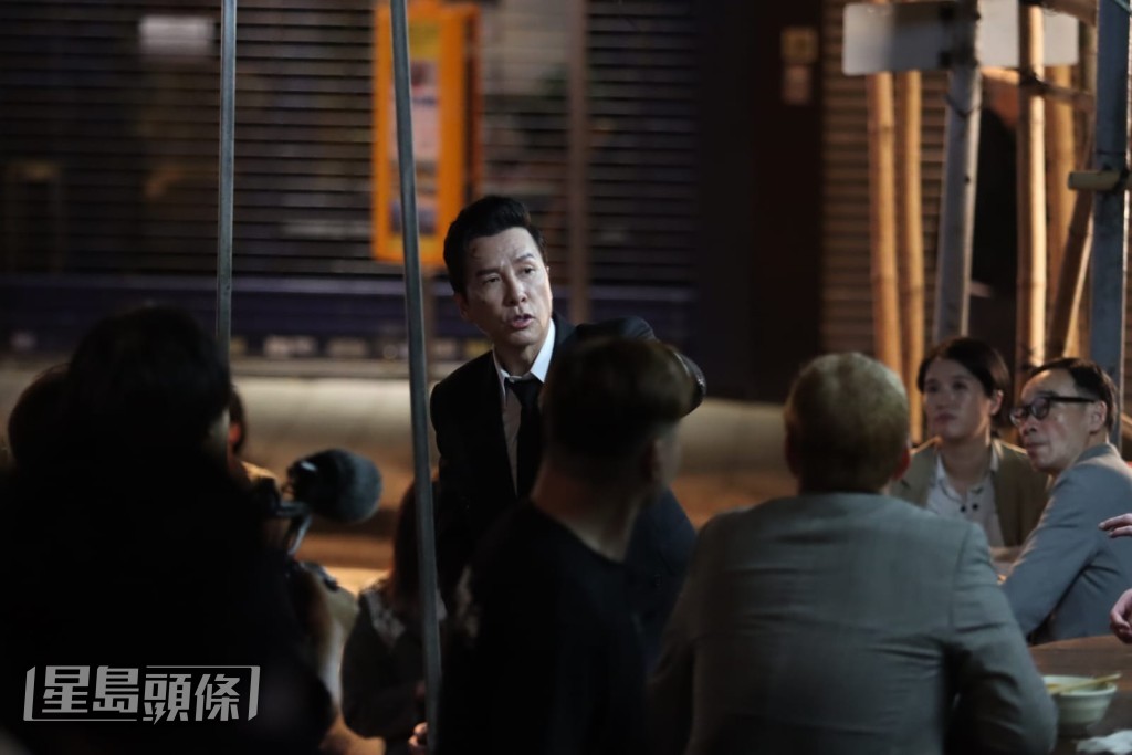 甄子丹每拍完一個鏡頭都嚴謹翻看拍攝效果。